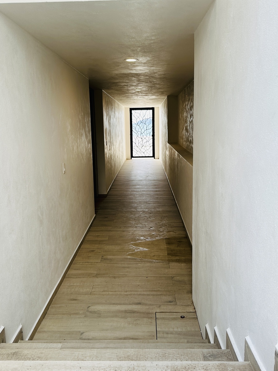 16 of 41: Pasillo hacia terraza frente al mar, con acceso al mar