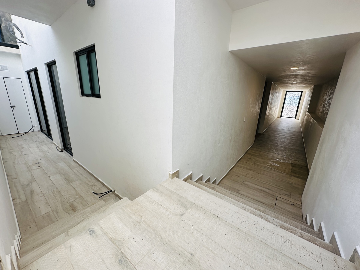 26 of 41: Escaleras acceso a tres estudios