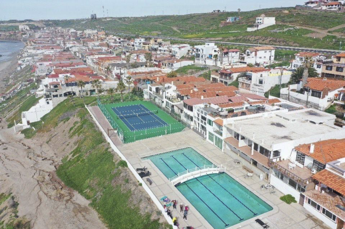 30 of 41: Alberca y cancha de tenis frente al mar