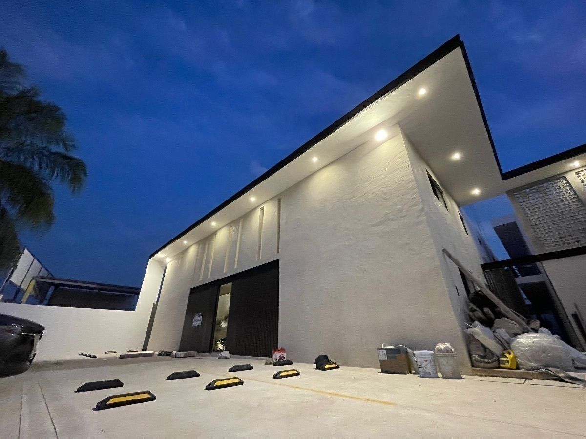 17 de 17: Fachada y estacionamiento.