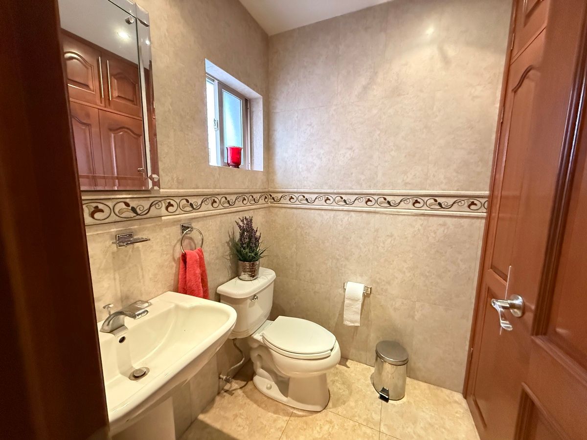 21 de 33: Baño de visitas