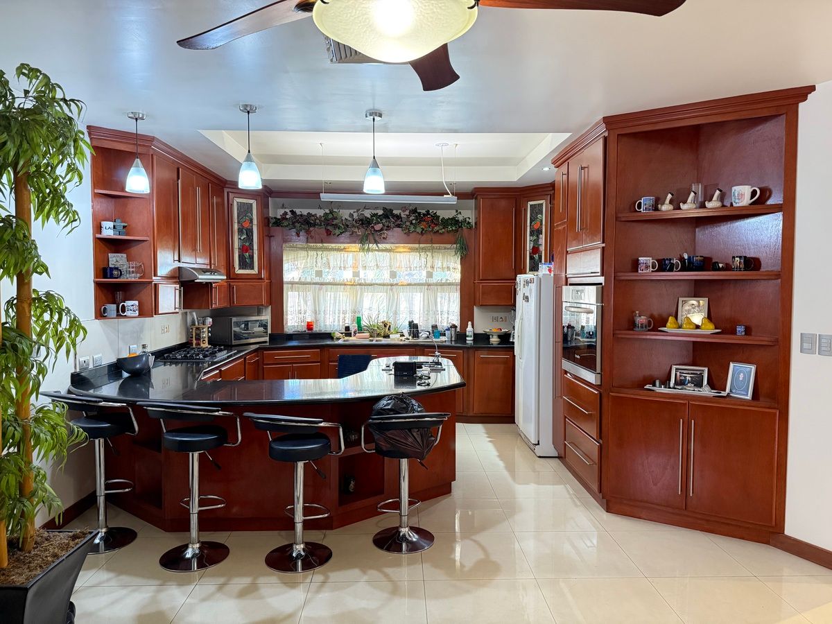 6 de 33: Cocina con barra de granito