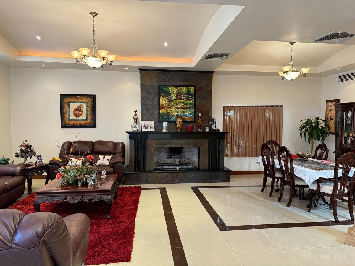 3 de 33: Area social con chimenea