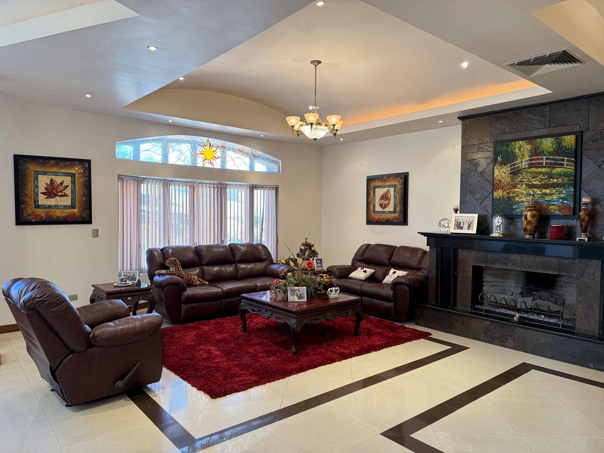 4 de 33: Sala con chimenea