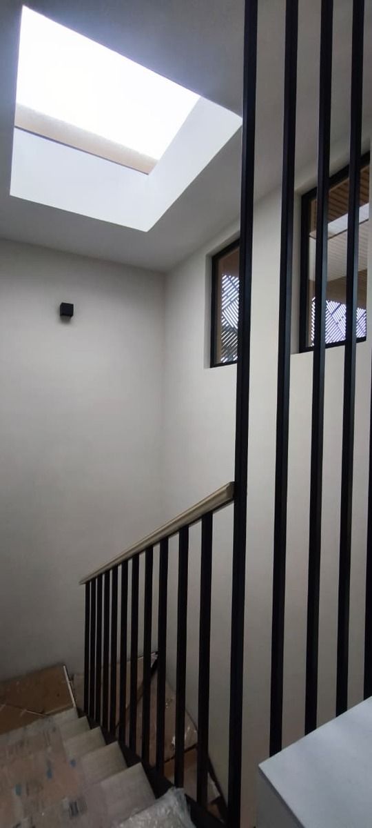 4 de 18: Escaleras con pasamanos