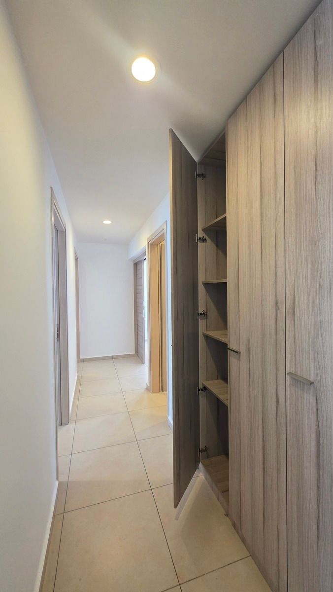 19 de 26: PASILLO CON CLOSET BLANCOS