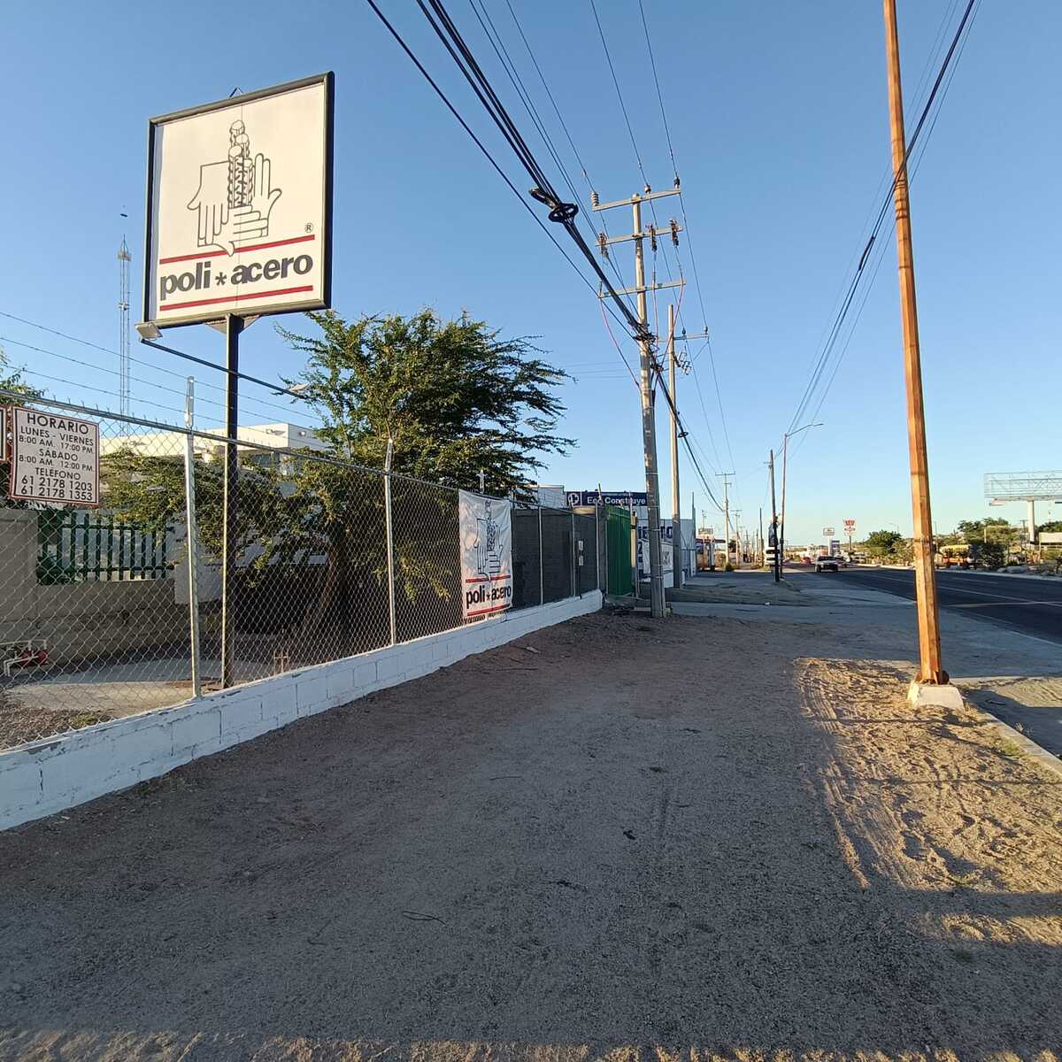 6 de 16: Acceso a un costado de Poliaseros