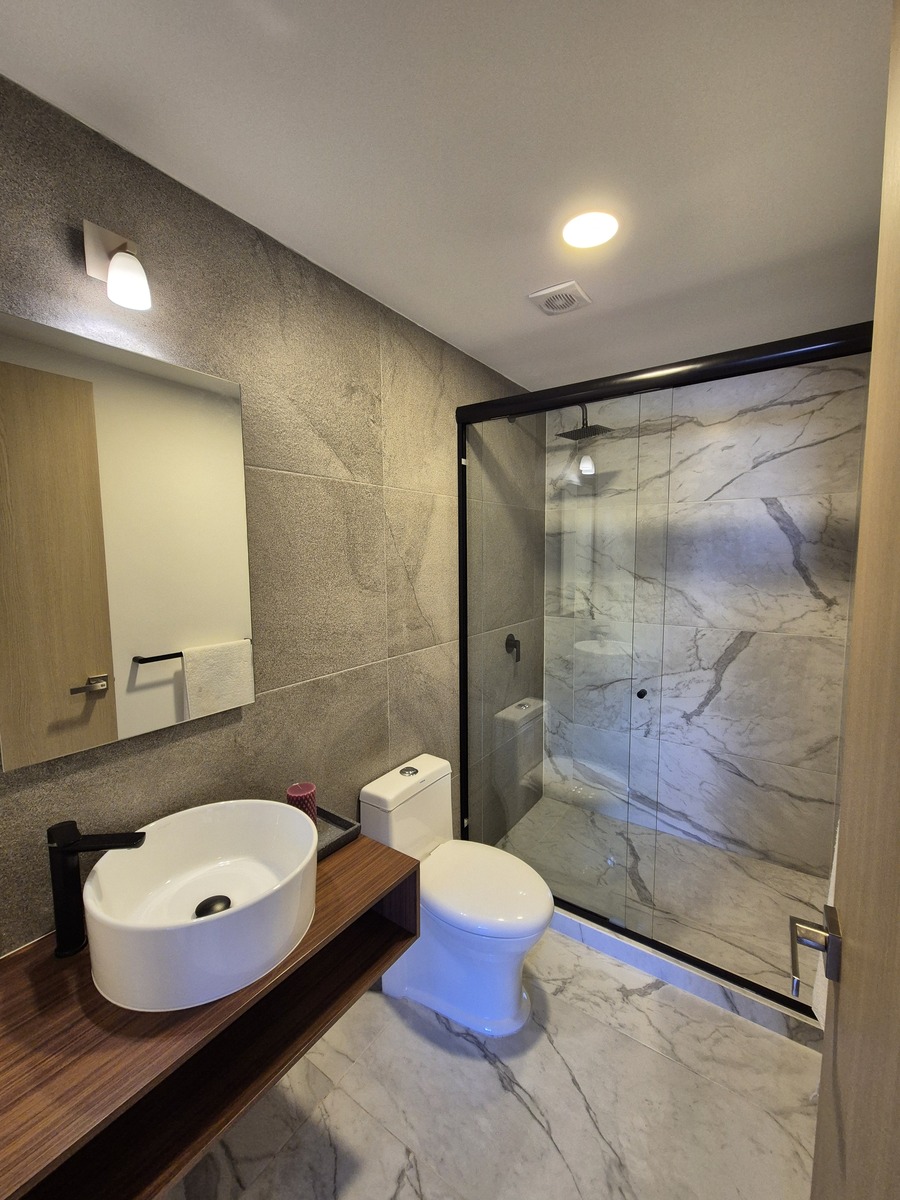 4 de 18: BAÑO RECAMARA PRINCIPAL