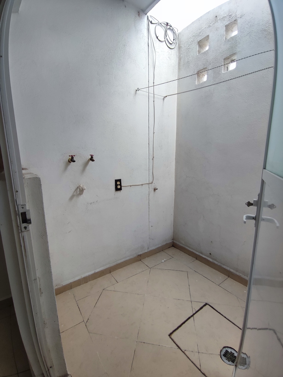 9 of 25: Patio de lavado