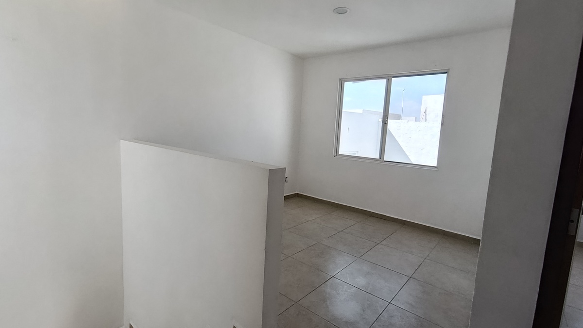 11 of 25: sala de TV o estudio