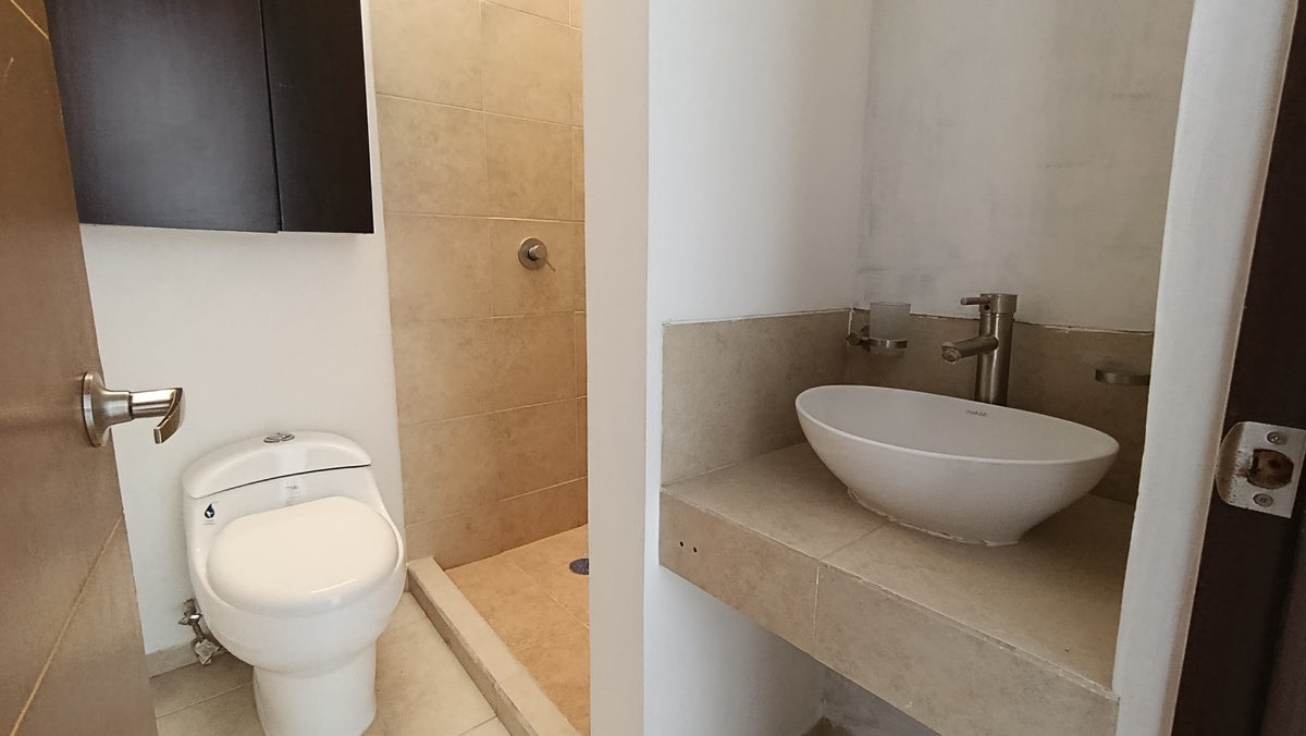 15 of 25: Baño planta alta