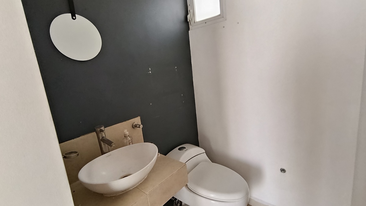 18 of 25: Medio baño planta baja