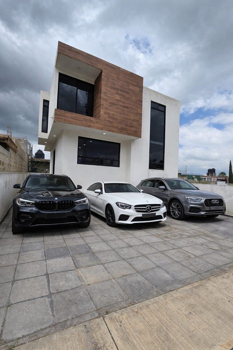 1 de 28: Fachada con 3 autos