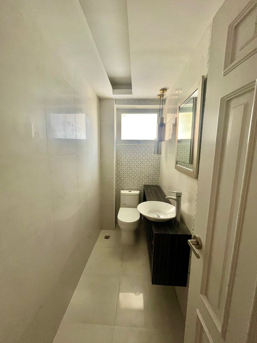 3 de 16: Baño de visitas