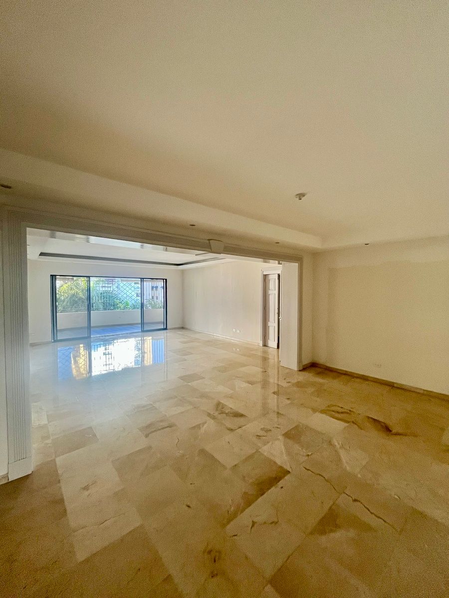 2 de 16: Comedor con acceso a la sala