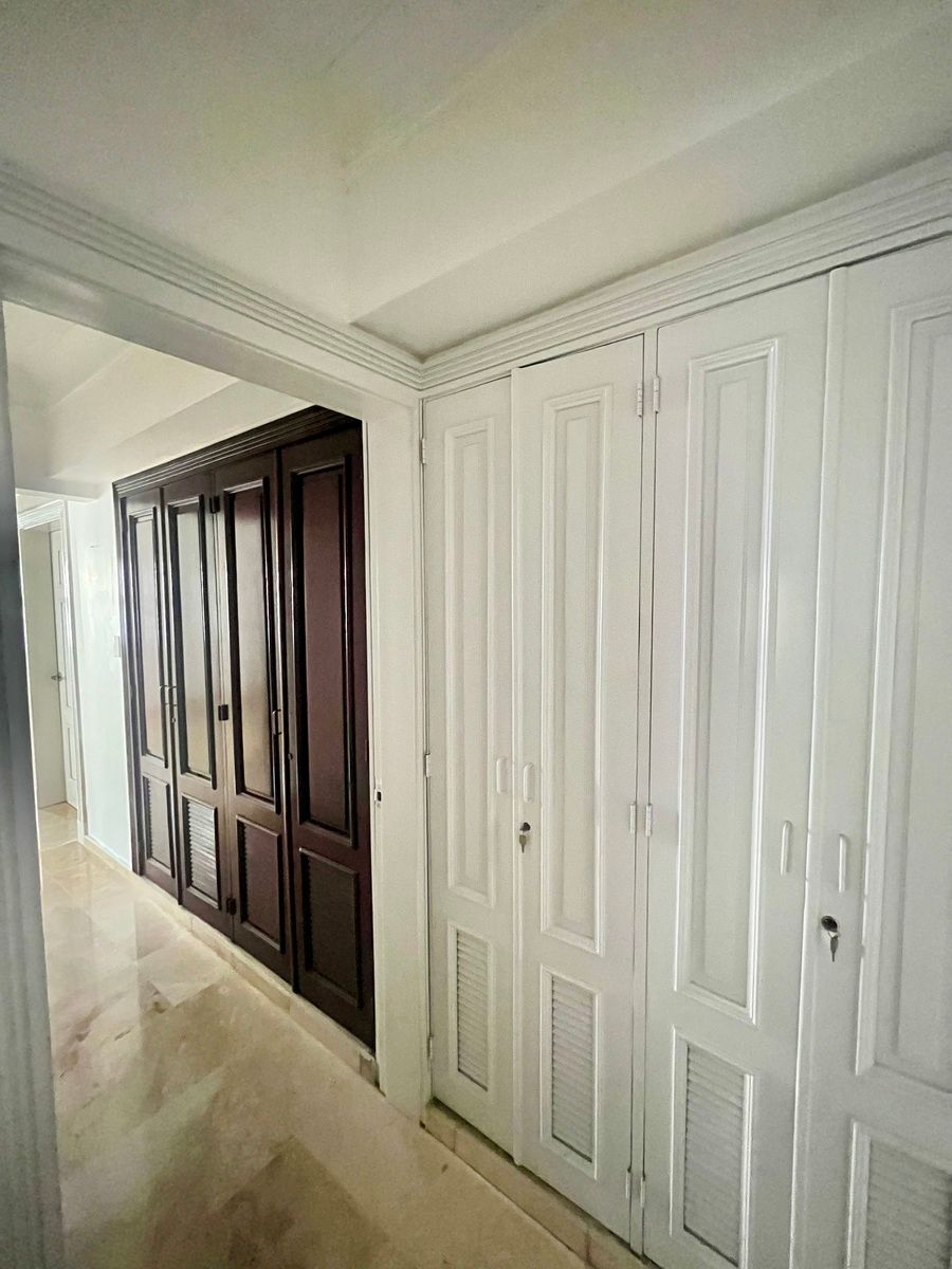 10 de 16: Clóset de ropa blanca