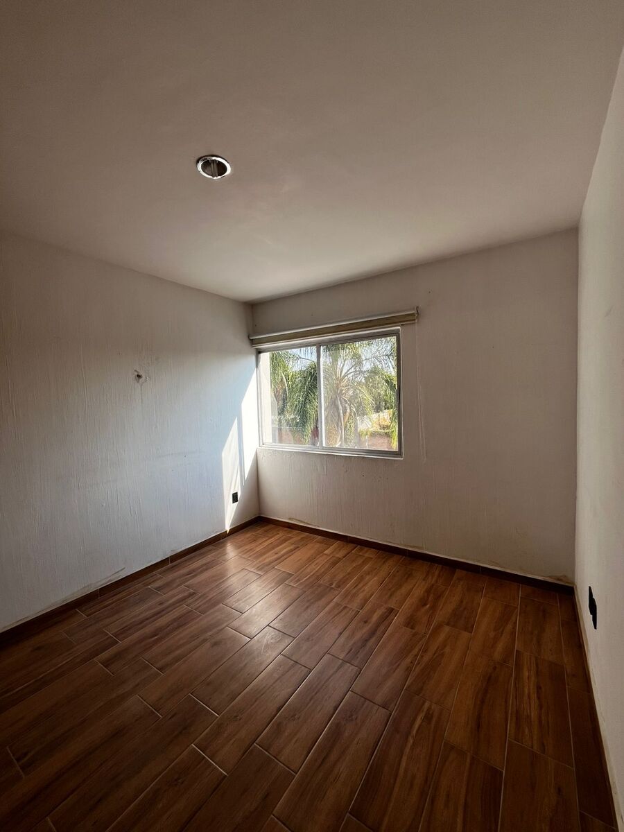 5 of 16: Segunda habitación