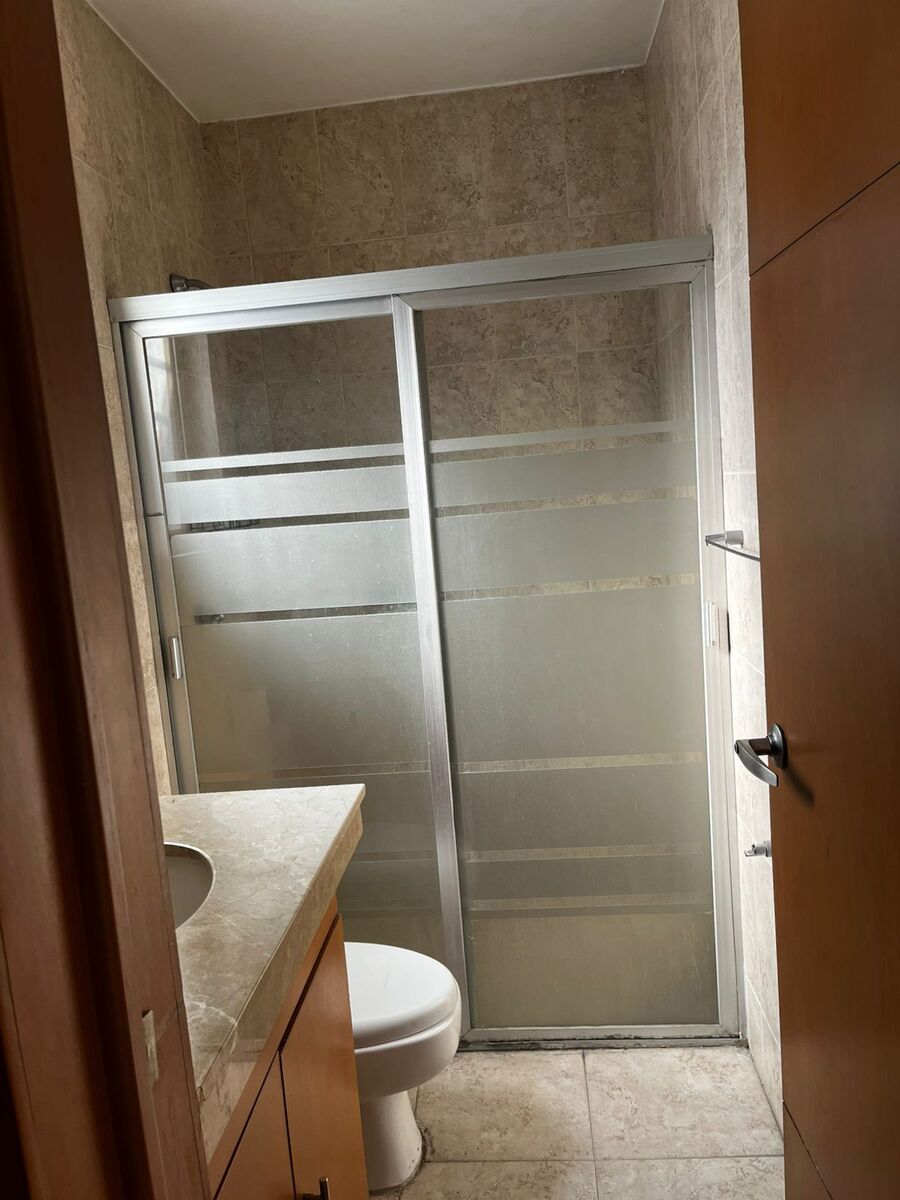 8 of 16: Baño compartido entre segunda y tercera recámara