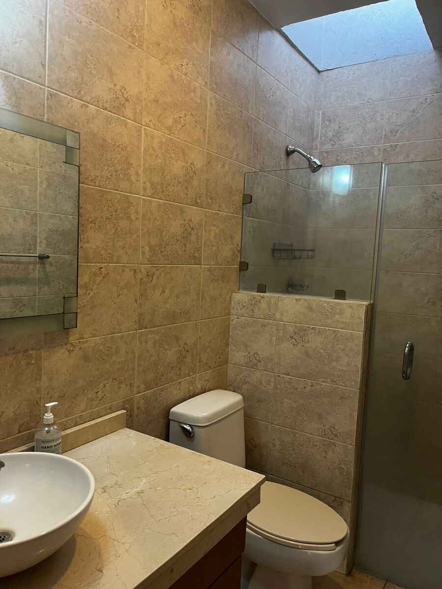 9 of 16: Baño principal