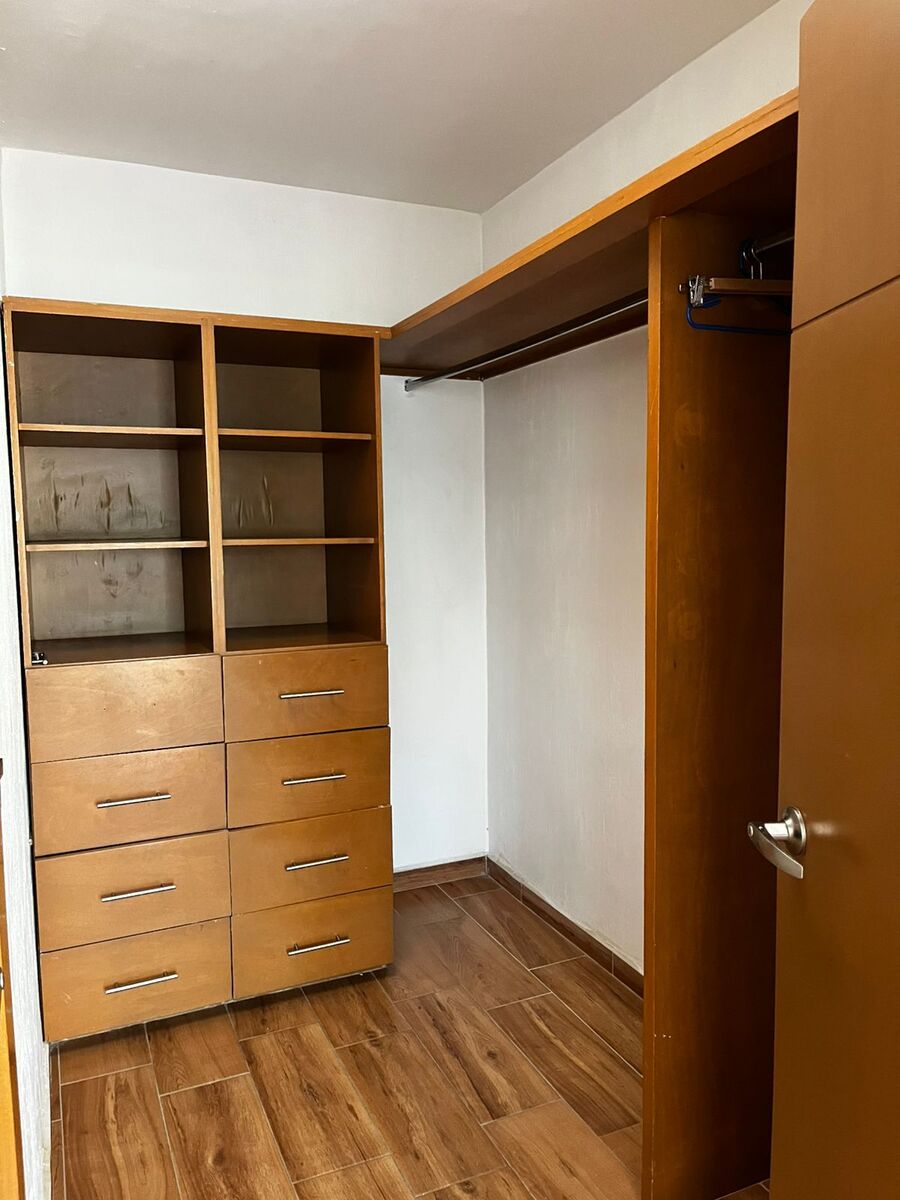 11 of 16: vestidor principal