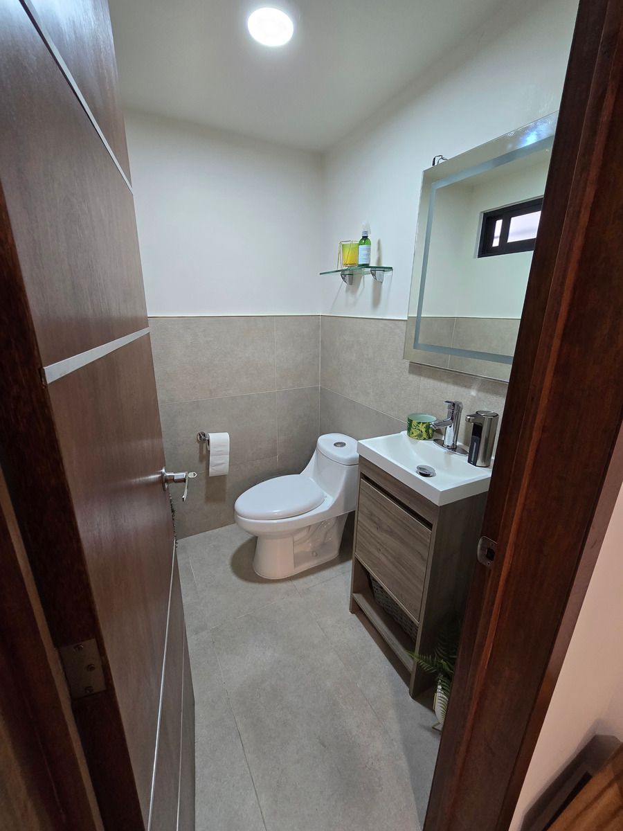 8 de 16: Medio baño planta baja