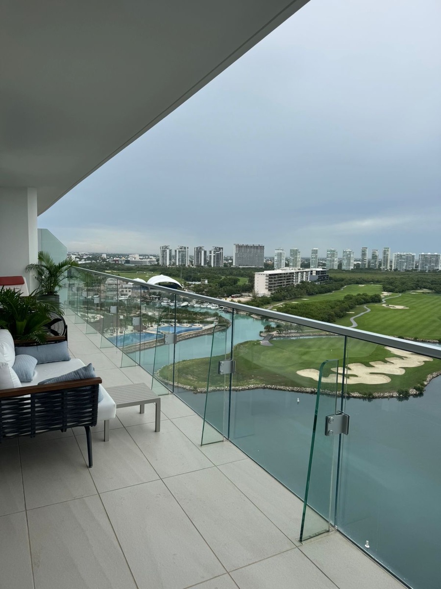 7 of 8: Balcón vista marina