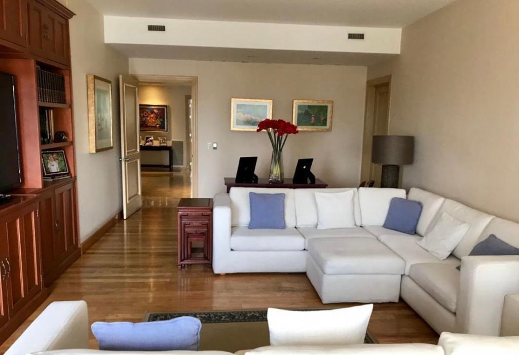 3 of 15: Sala de Tele