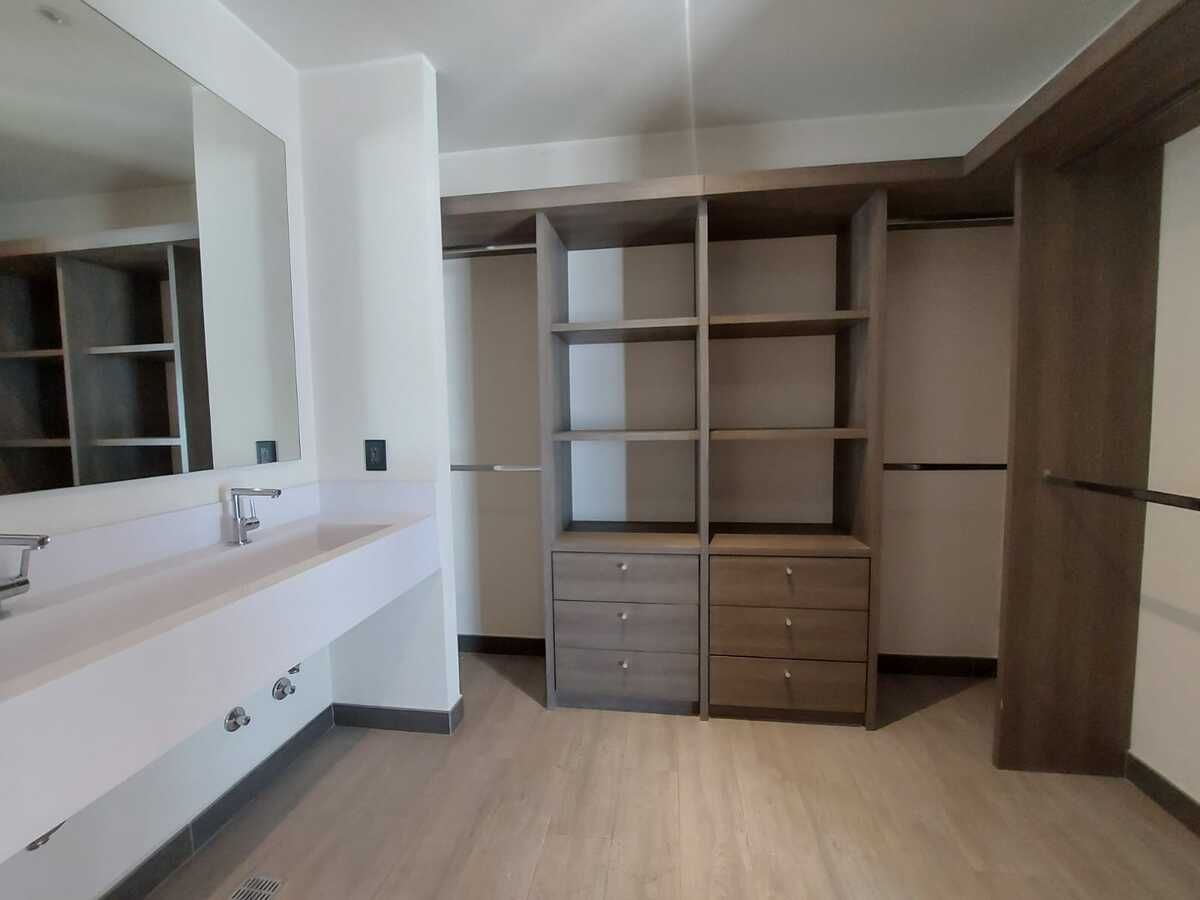 8 de 20: Baño vestidor habitación 1