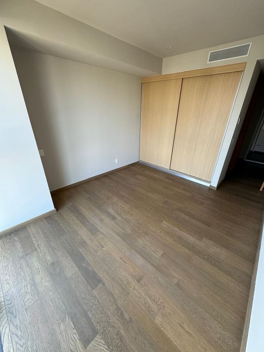 9 de 24: Recámara con clóset y a/c