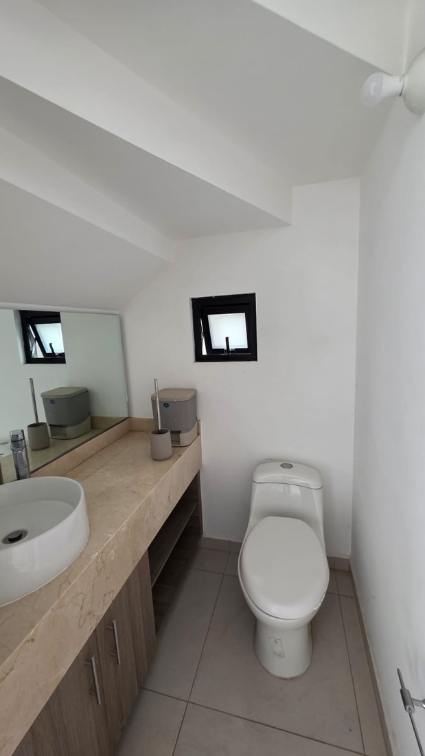 6 of 21: MEDIO BAÑO