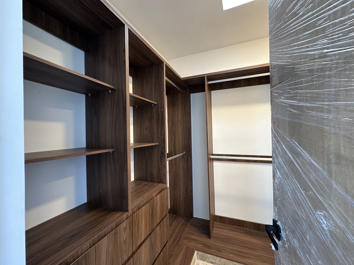 18 of 27: CLOSET VESTIDOR