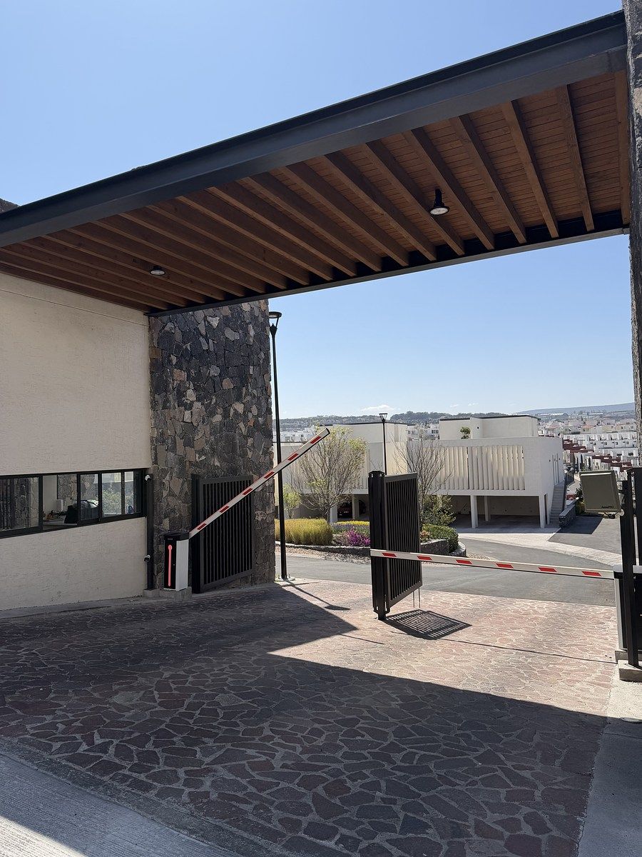 2 de 9: Acceso Mirador Santiago