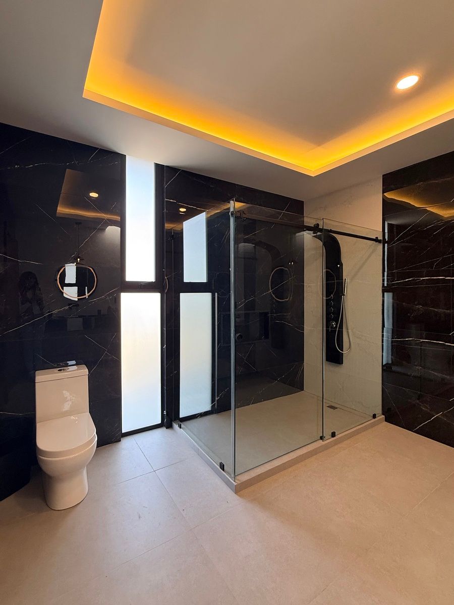 28 de 42: Recámara principal, baño