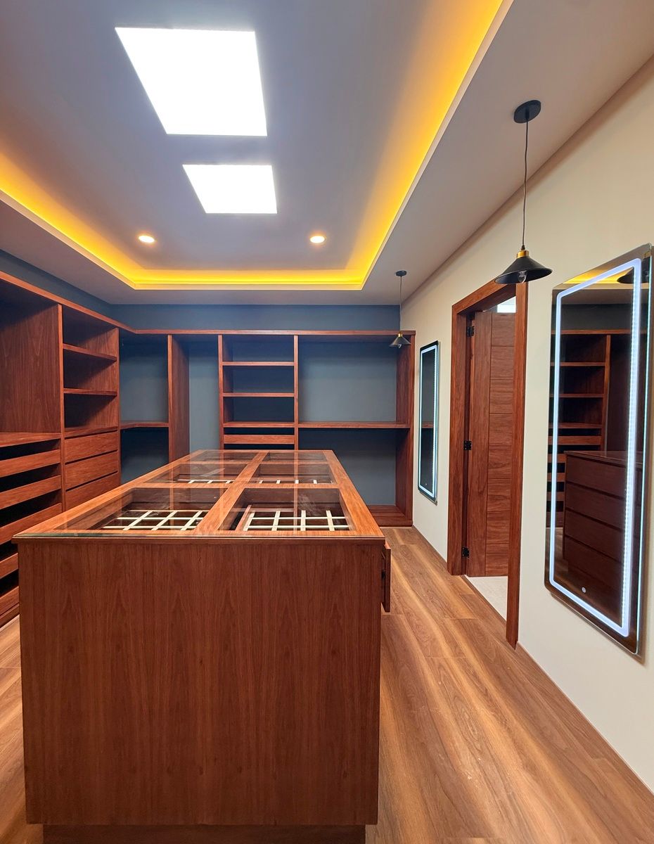 30 de 42: Recámara principal, vestidor