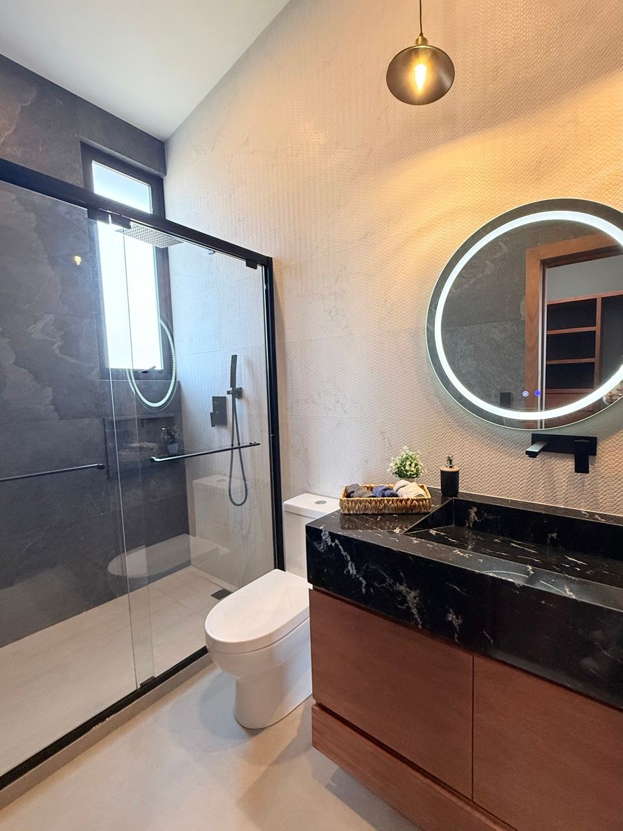 33 de 42: Recámara secundaria 2, baño