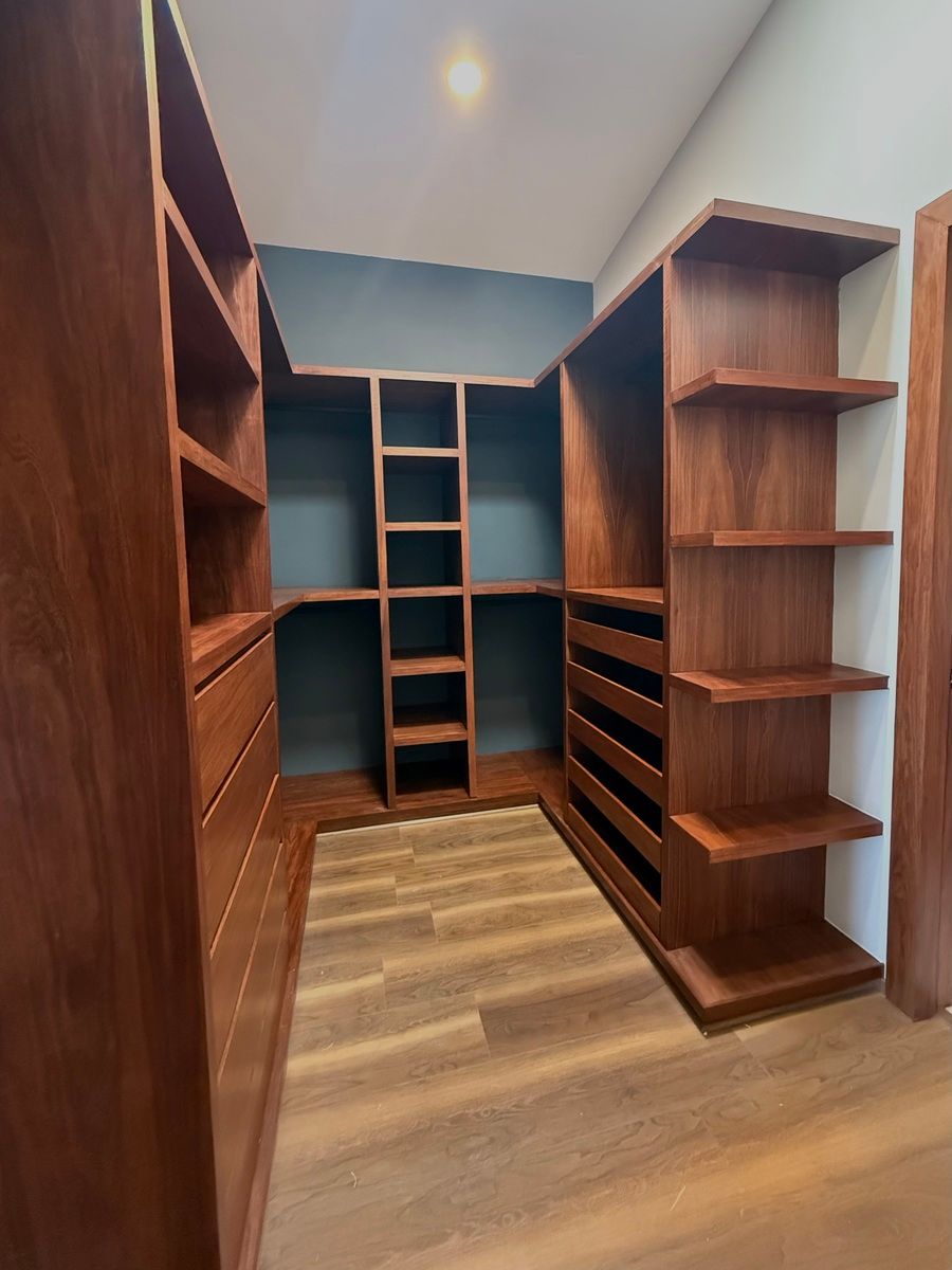 34 de 42: Recámara secundaria 2, vestidor