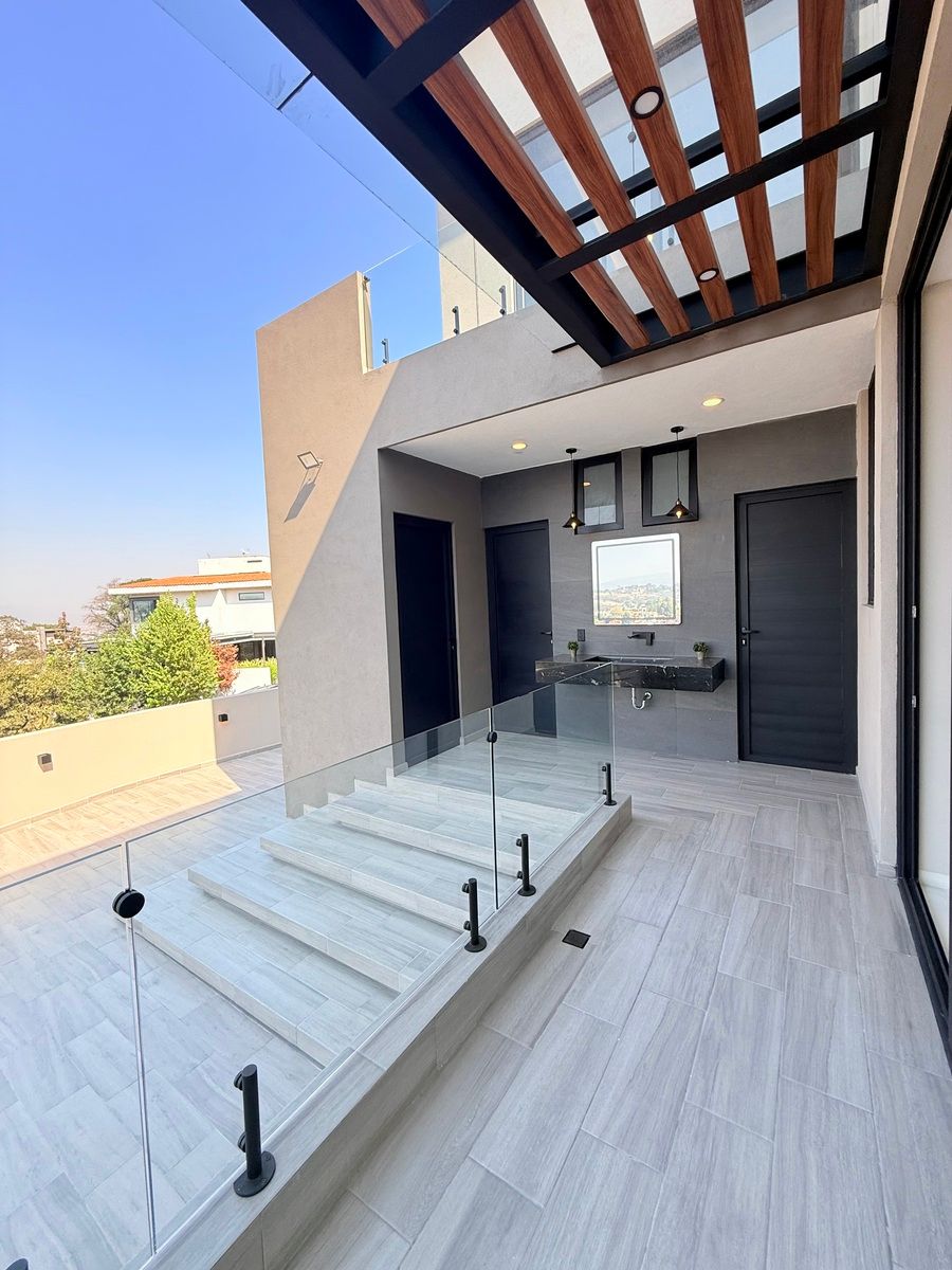 10 de 42: PB: medios baños para visitas, salón