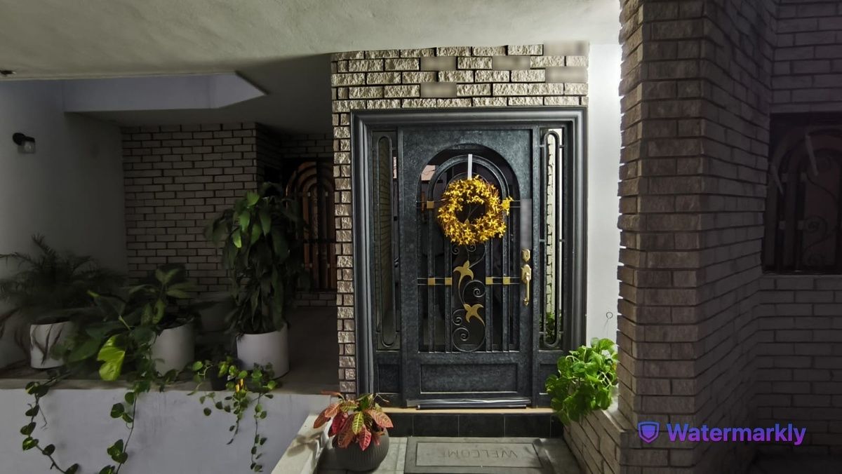 2 de 23: Puerta principal