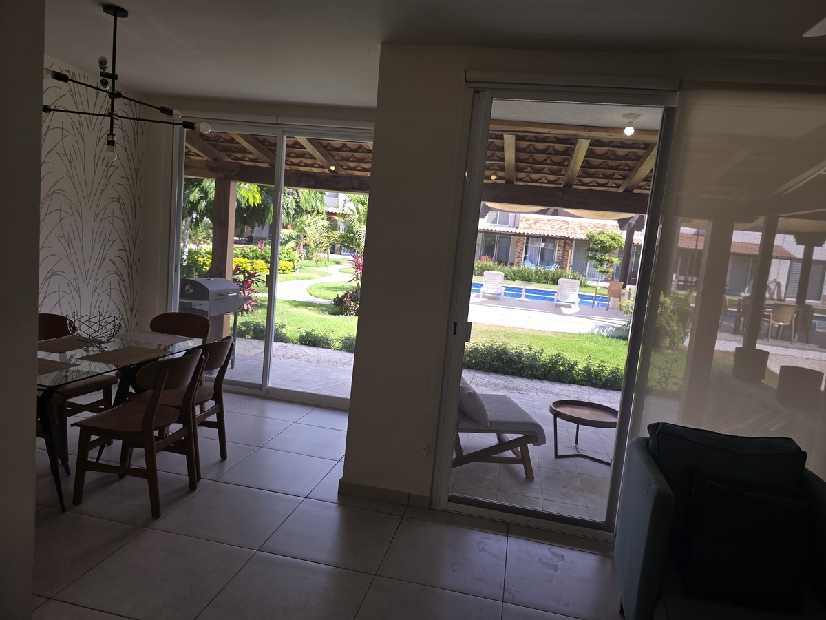 13 of 32: Vista de la cocina a la parte trasera.