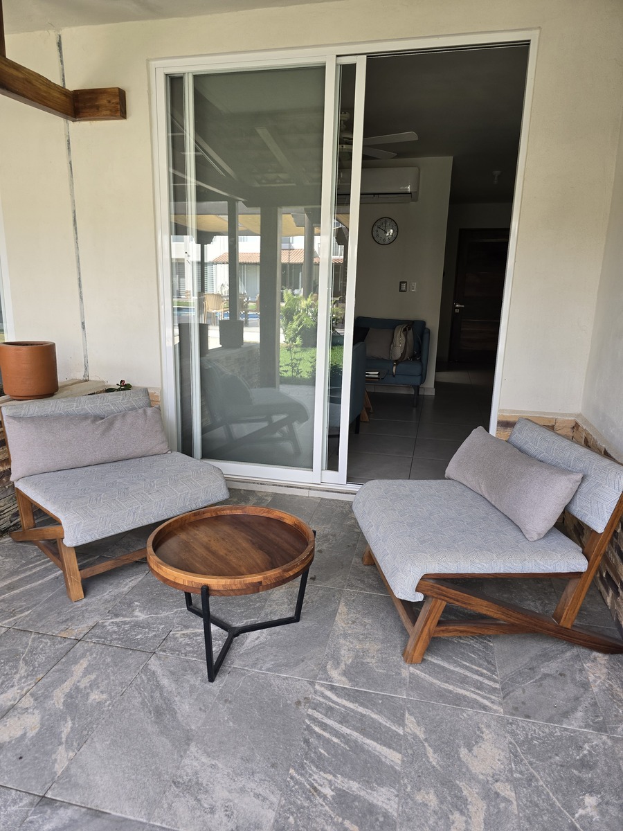 21 of 32: Terraza trasera