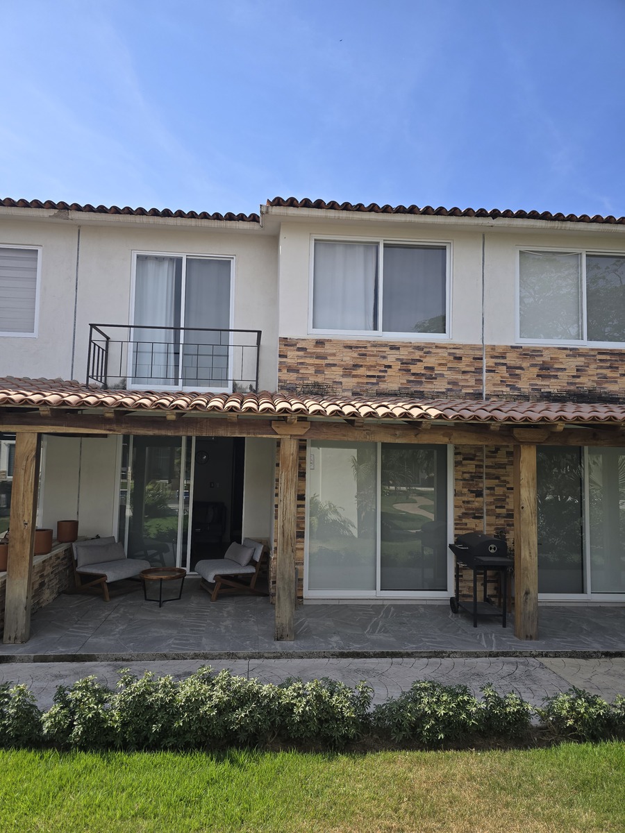 22 of 32: Fachada posterior