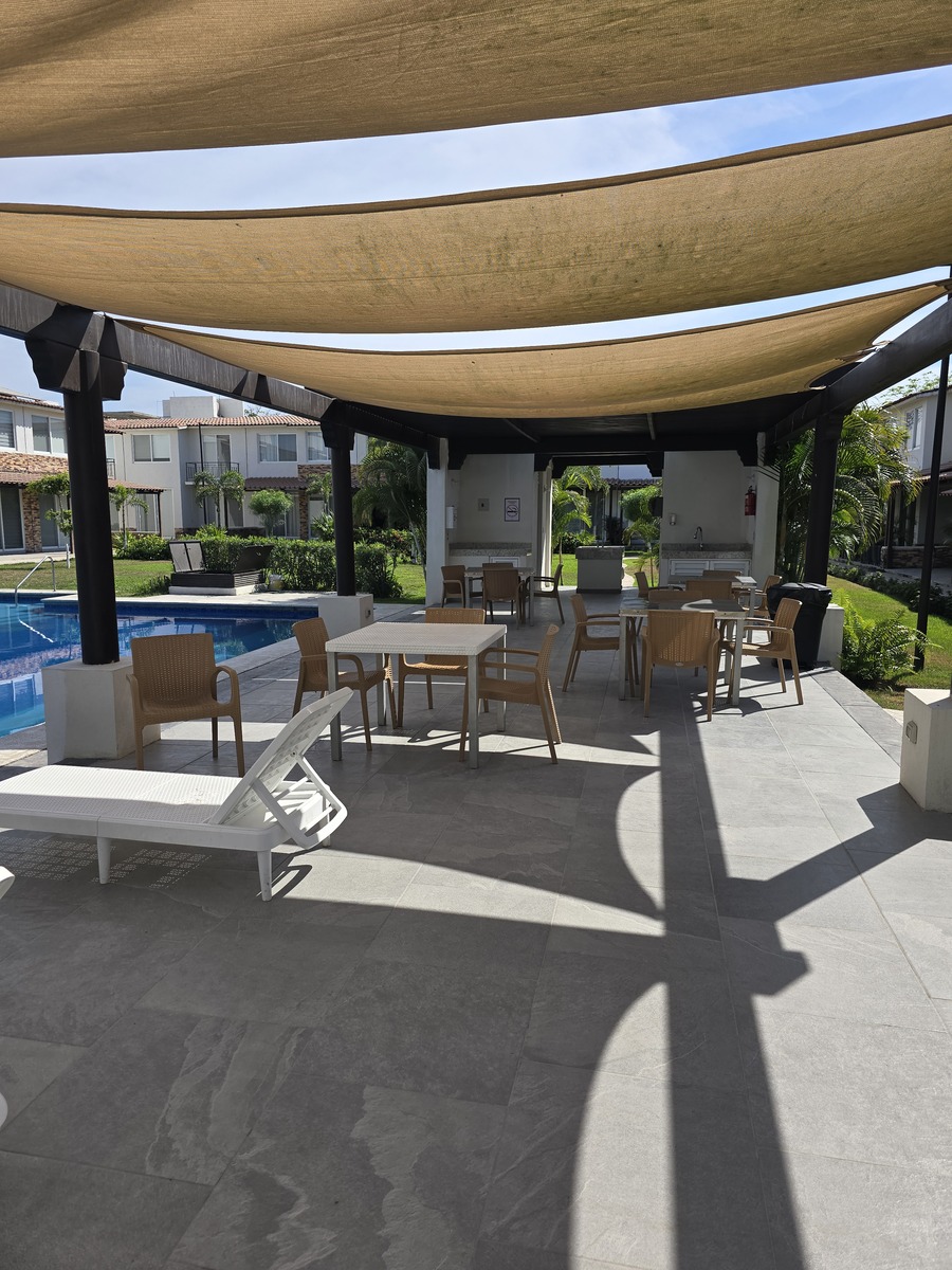 23 of 32: Area de camastros y baños de área común.