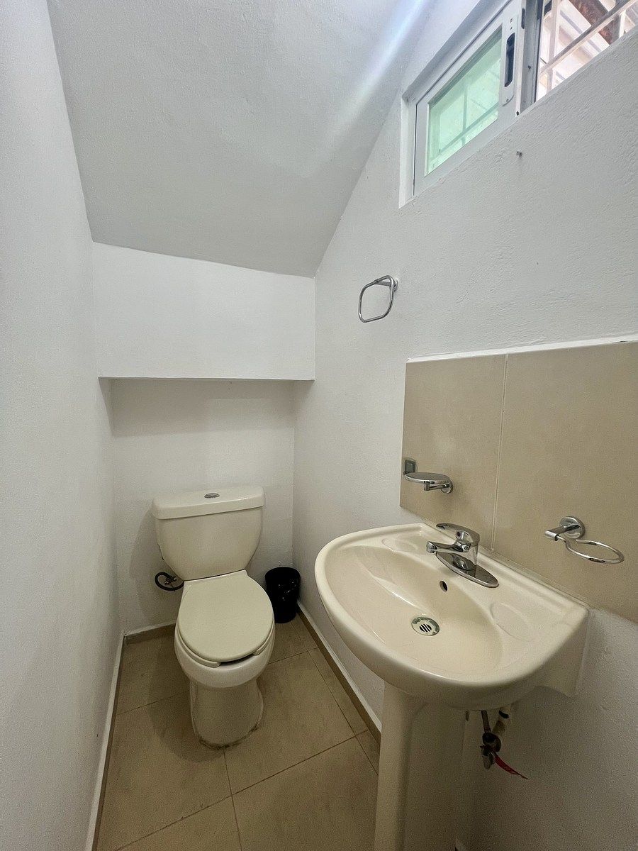 11 de 21: MEDIO BAÑO