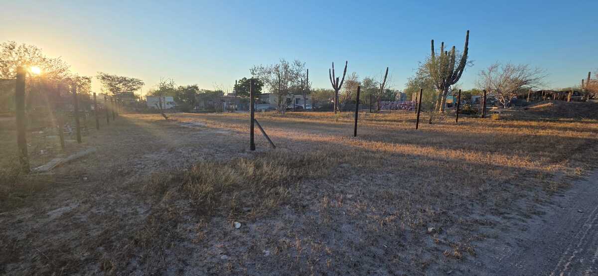 1 of 11: Vista terreno frente por callejón