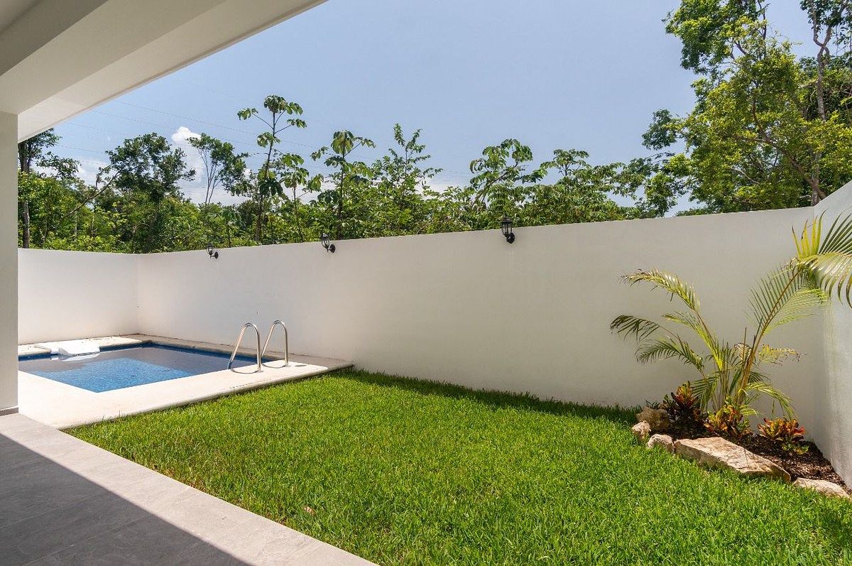 2 de 15: Alberca y jardín