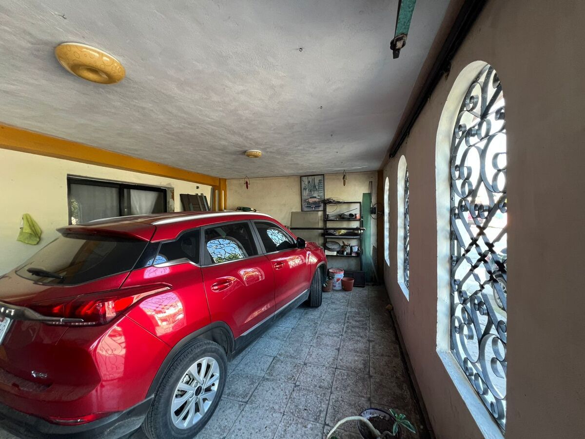 Cochera con auto y ventana de arco - casa venta Mercedes, foto 1 de 10