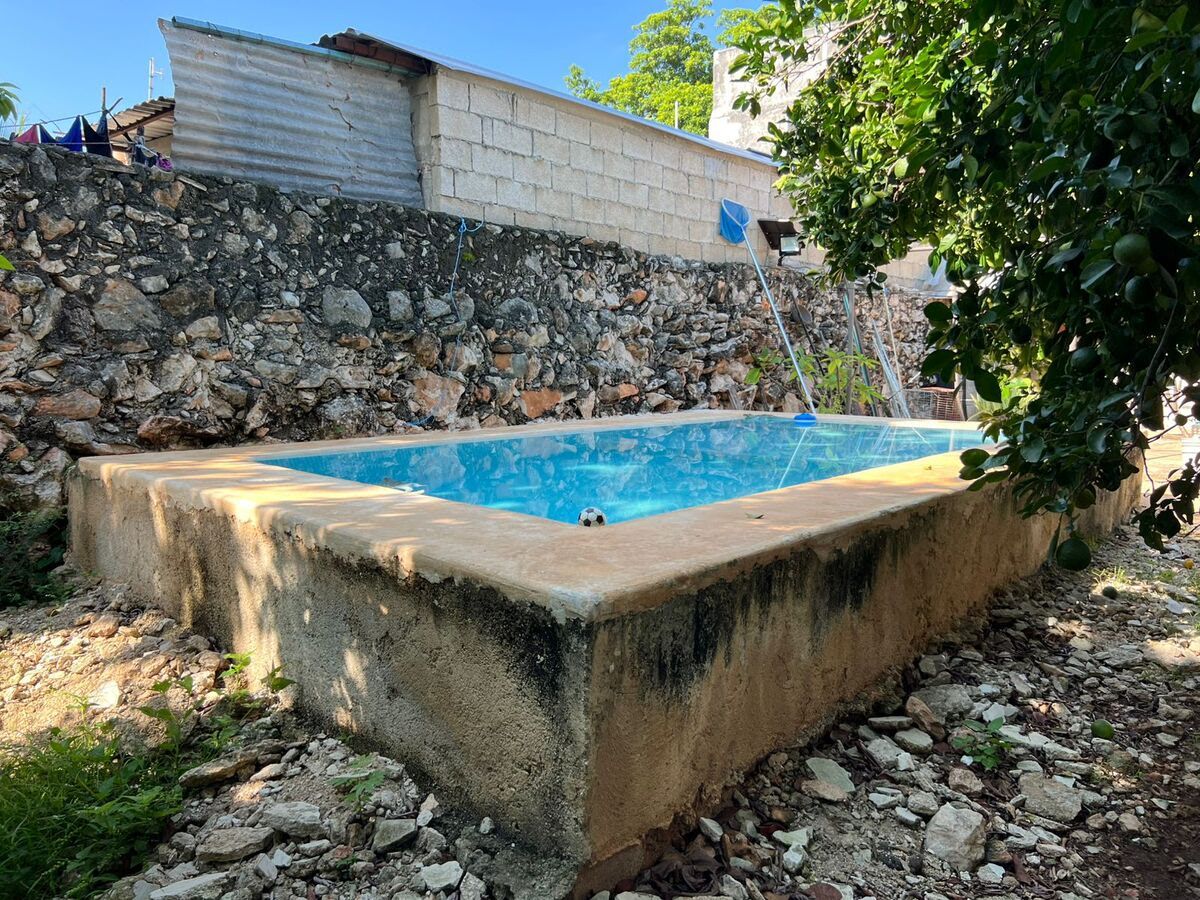 Alberca con muro de piedra - casa venta Mercedes Barrera, foto 9 de 10