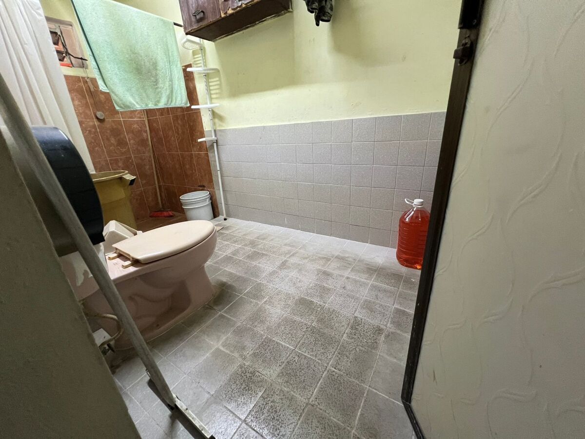 Baño con puerta de madera - casa venta Mercedes Barrera, foto 8 de 10