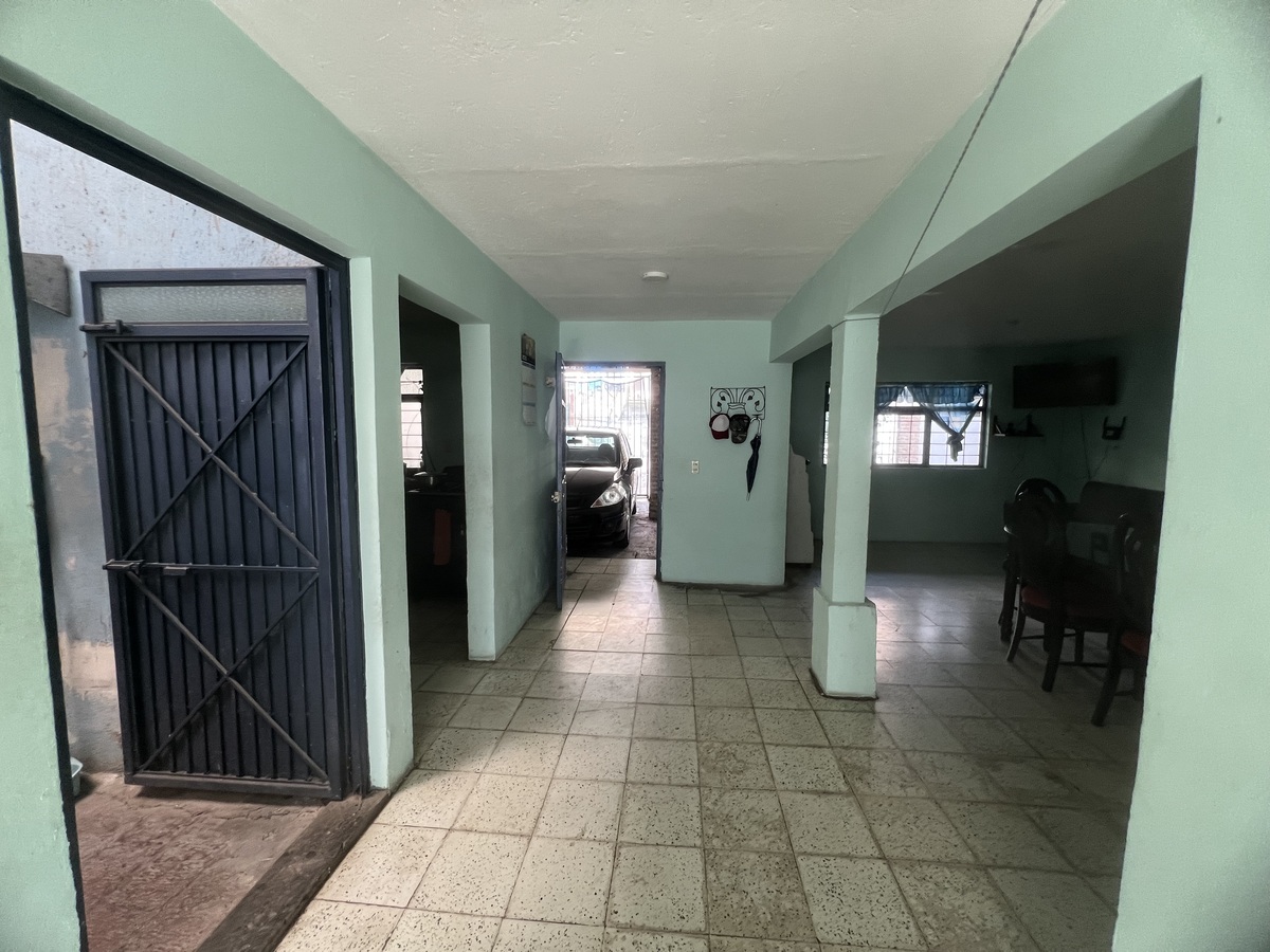 8 of 18: ACCESO PATIO