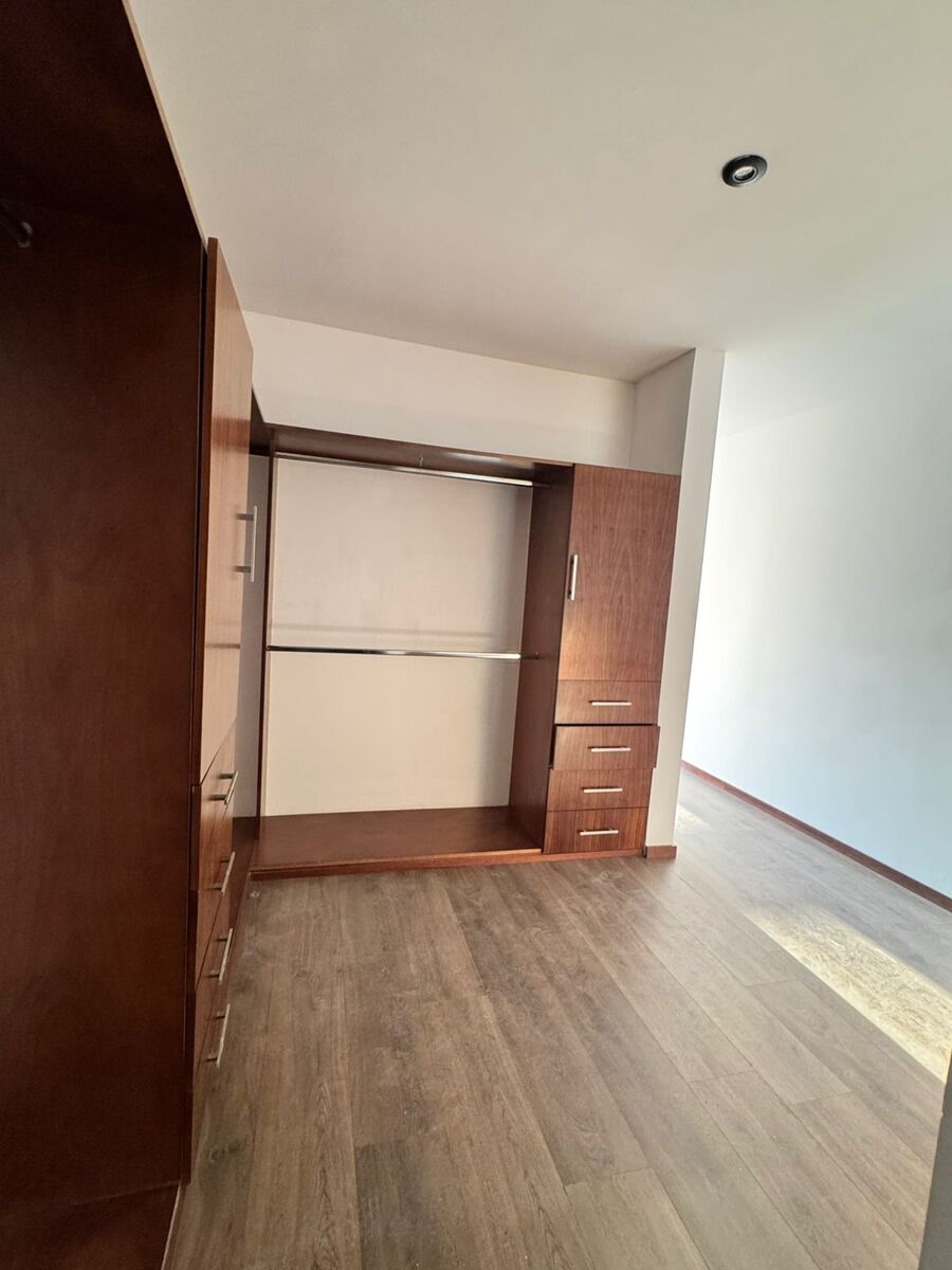 13 of 18: vestidores